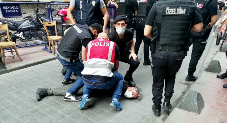 ‘Nefes alamıyorum’ diye çığlık atmıştı: AFP muhabiri Bülent Kılıç’a polise direnmekten dava

diken.com.tr/nefes-alamiyor…