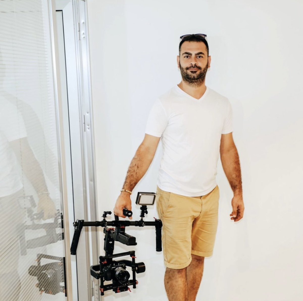 Marka, ürün ve kurumsal kimliğinizi ön plana çıkartacak farklı ve yenilikçi fikirler üretiyoruz.
Sizi bir adım daha ileri taşıyacak tanıtım fotoğrafları ve videoları çekiyoruz.