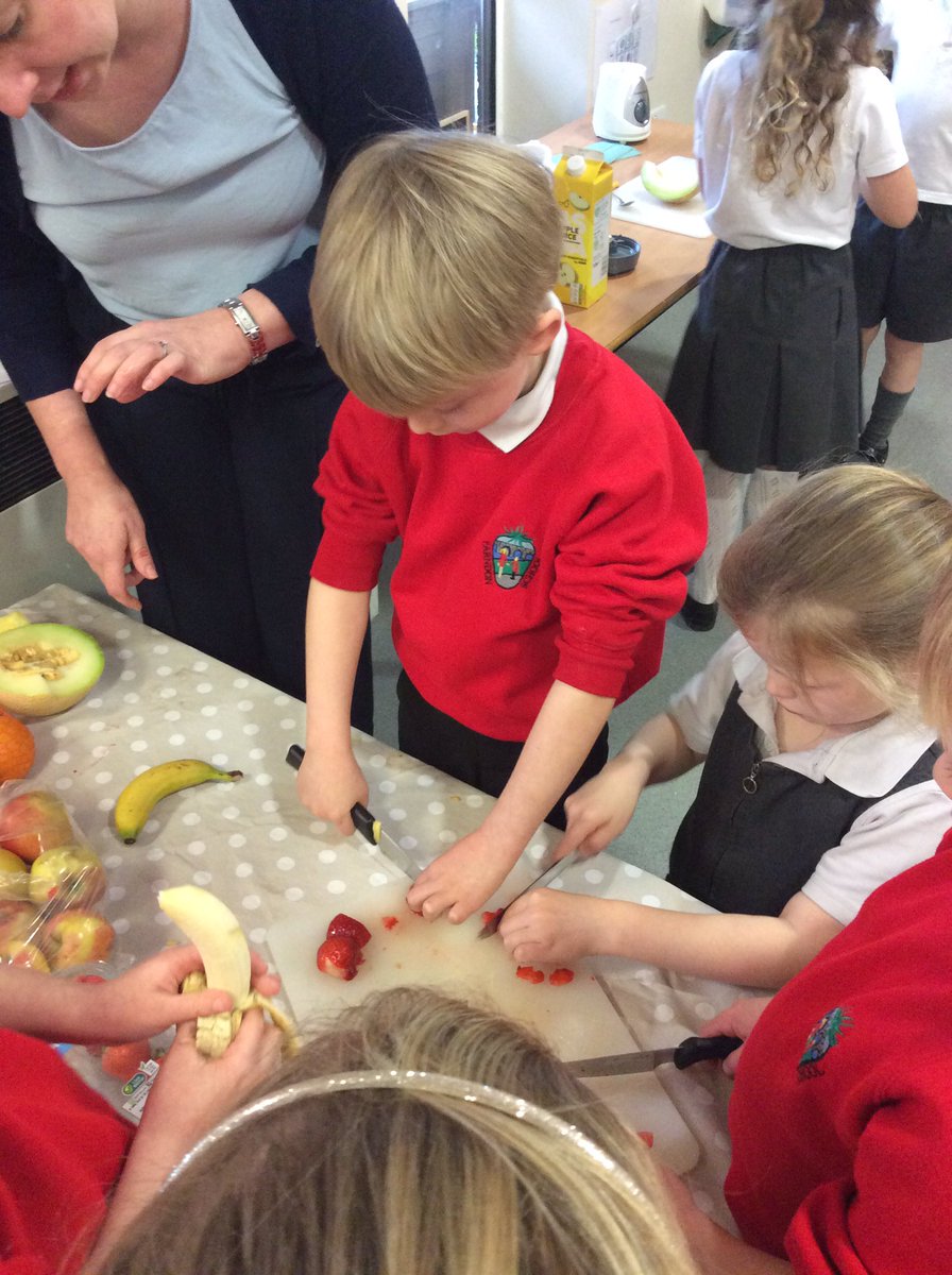 farndon_primary's tweet image. Foxes enjoyed making smoothies yesterday #handasurprise #keystage1 #dt