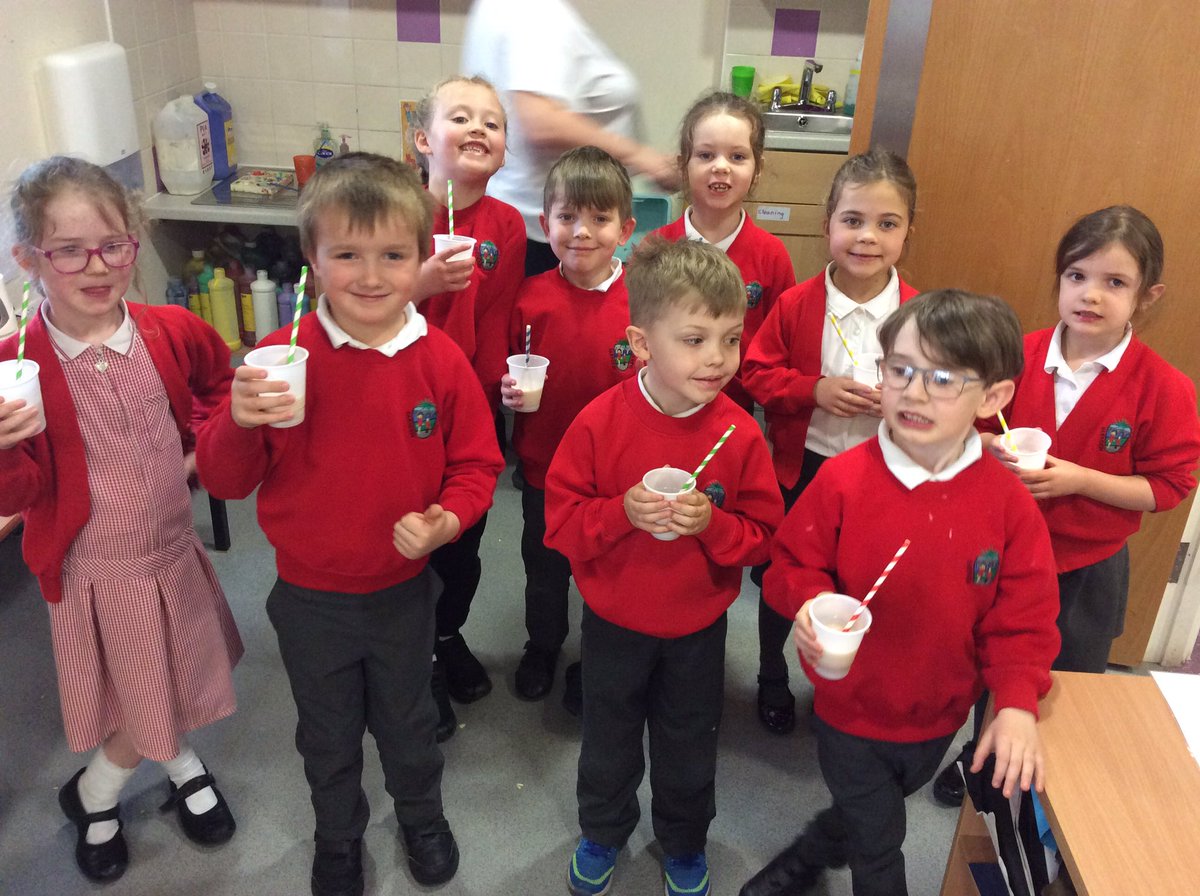 Foxes enjoyed making smoothies yesterday #handasurprise #keystage1 #dt