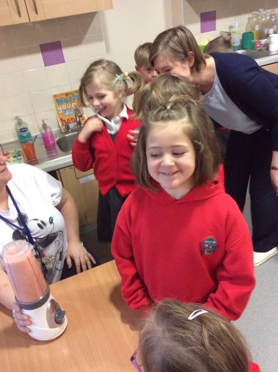 farndon_primary's tweet image. Foxes enjoyed making smoothies yesterday #handasurprise #keystage1 #dt