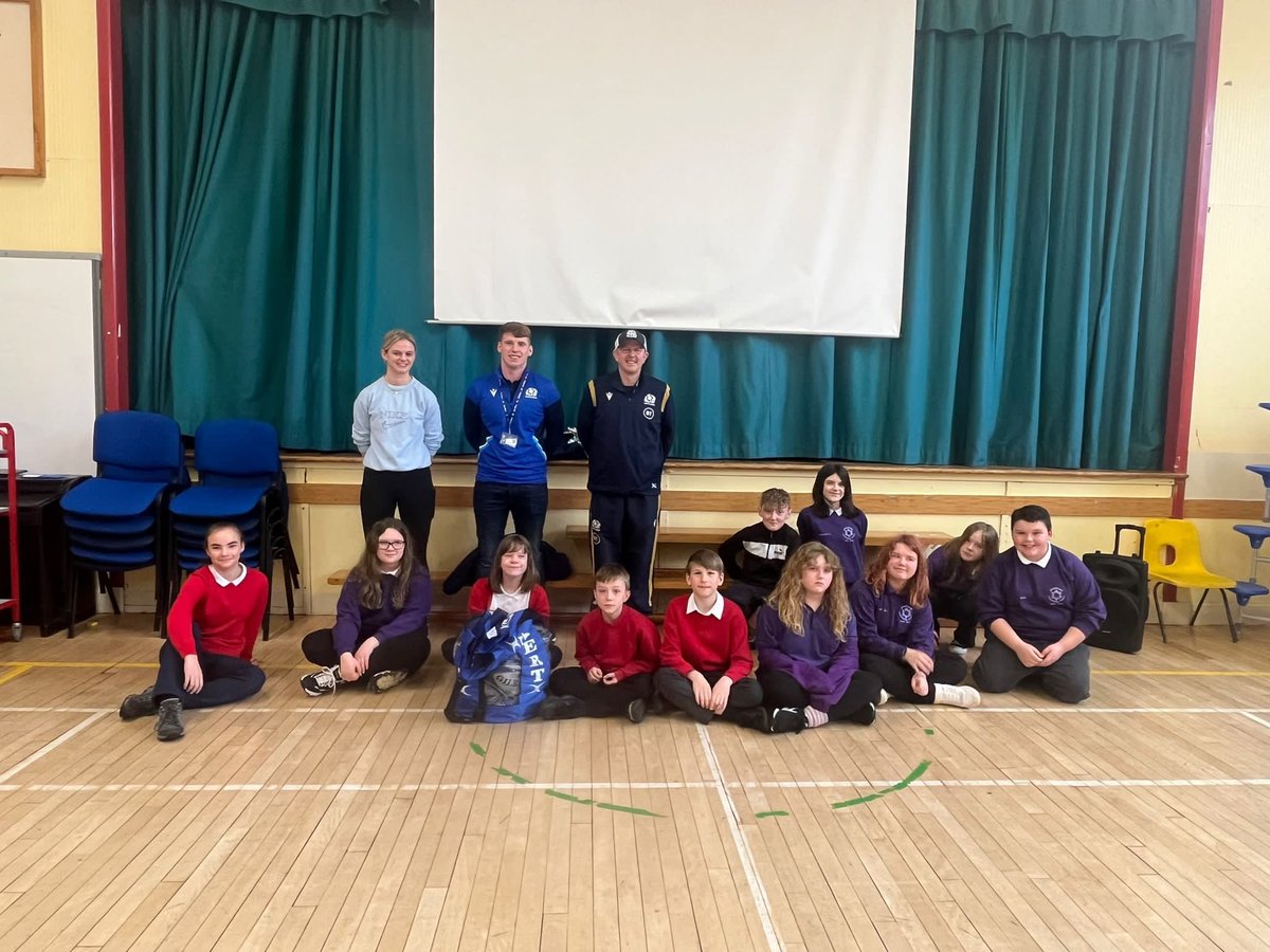 snakeyboy28's tweet image. Great to be down with @d_mckinstray presenting one of my local schools @PhiliphaughS with their @Scotlandteam @scotrugbycoach State School equipment bundle they won👍🏉