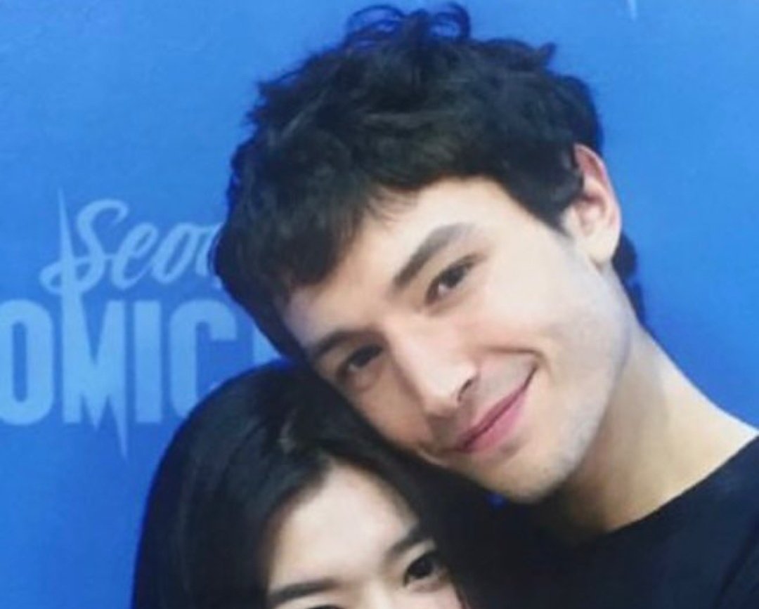 oohhBurn's tweet photo. Jasmine went to Seoul Comicon and took a pic with Ezra Miller https://t.co/LeF2AfDidM