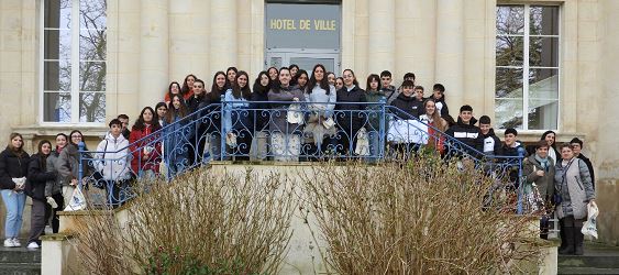 Dans le cadre de l'échange linguistique initié cette année avec le collège d'Iscar, 38 élèves espagnols ont séjourné dans la famille de leur correspondant français. Un semaine bien remplie où ils ont notamment été reçus à <a href="/VilleVerson/">Ville de Verson</a>. Nos élèves iront en Espagne début mai.
