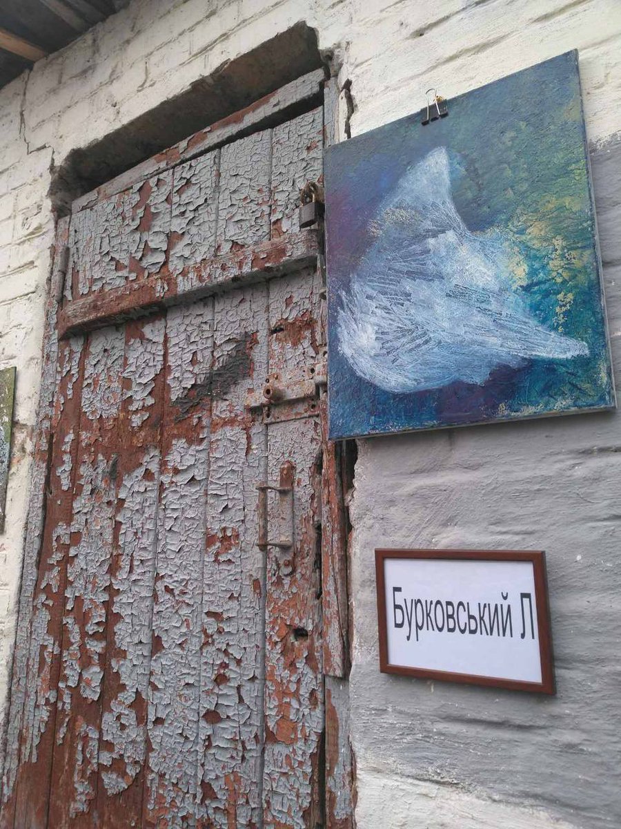 rehionality's tweet photo. В Києві двірник влаштував виставку своїх картин біля сміттєвих баків https://t.co/AHZVkw3CBL