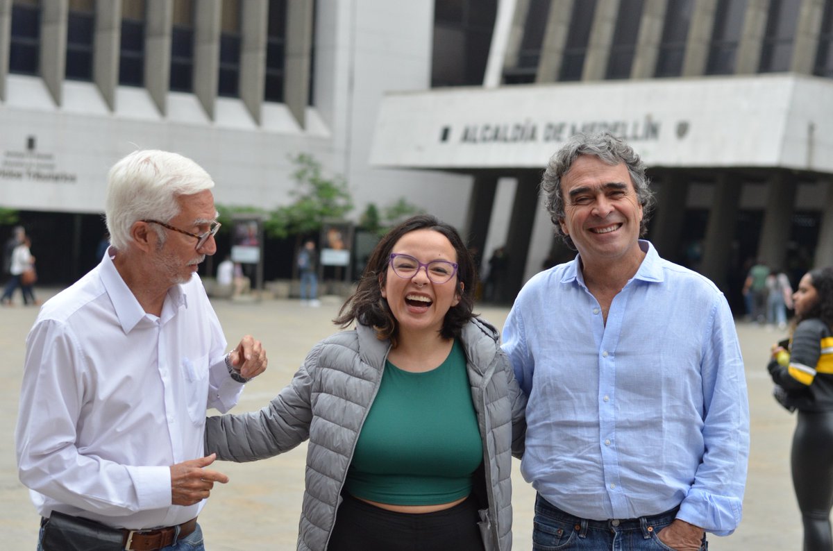 JenniferPedraz's tweet photo. ¡Hoy estamos en Medellín! Estoy súper feliz por estar con este parche de gente luchadora de @dignidad_col 🇨🇴 Para realizar nuestra Asamblea Departamental mañana.

Quintero, Bedoya y Trujillo son el pasado. Antioquia tiene un futuro lleno de derechos y vamos a trabajar por ello✊ https://t.co/ASudb9PWgz