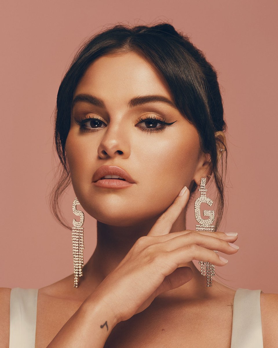 sanaravishing's tweet photo. Selena Gomez has officially RESPONDED to the whole Hailey Drama going on.
Selena is killing it with kindness that’s why she’s MOTHER!

#HaileyBieber 
#SelenaGomez https://t.co/LFdLviiddN