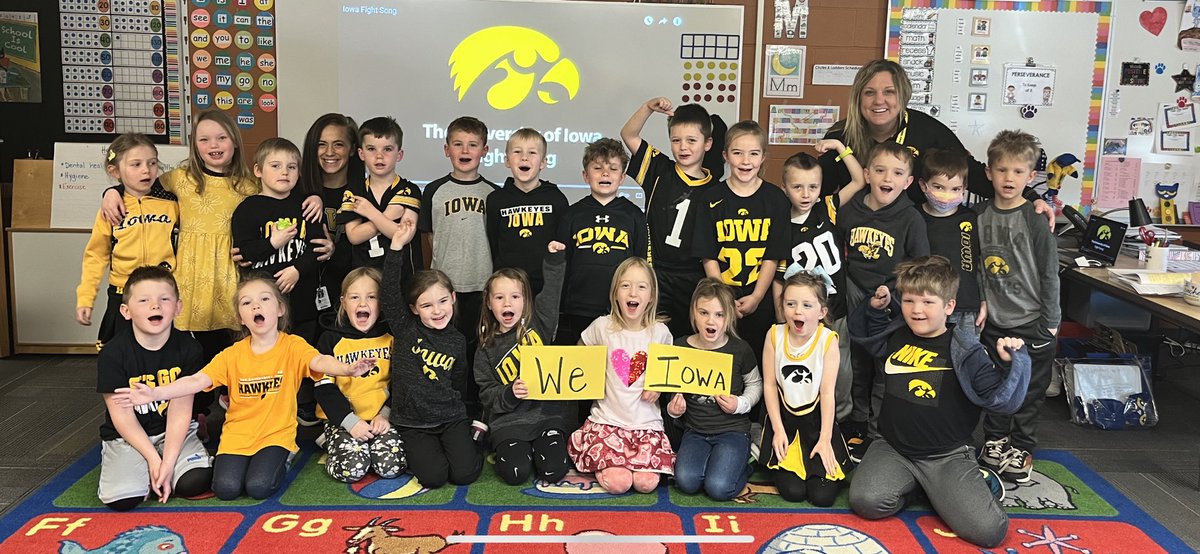 TraciMeyers6's tweet photo. Kindergarteners @IowaCitySchools Penn Elementary are cheering on our @IowaWBB team! We 💗 Iowa! GO HAWKS! 🖤🏀💛 https://t.co/wbt7KXCKnp
