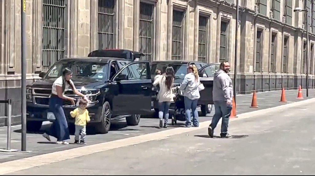 DeniseDresserG's tweet image. ¿Qué título le pondrían a la foto? 

Sugiero algunos:

#LordSuburban 
“Nosotros los pobres” 
“Por el bien de todos, primero mi famiglia”
“Que viva México”
“Víctimas del neoliberalismo” 
“La doctrina de los conservadores es la hipocresía”
“The Crown región 4”