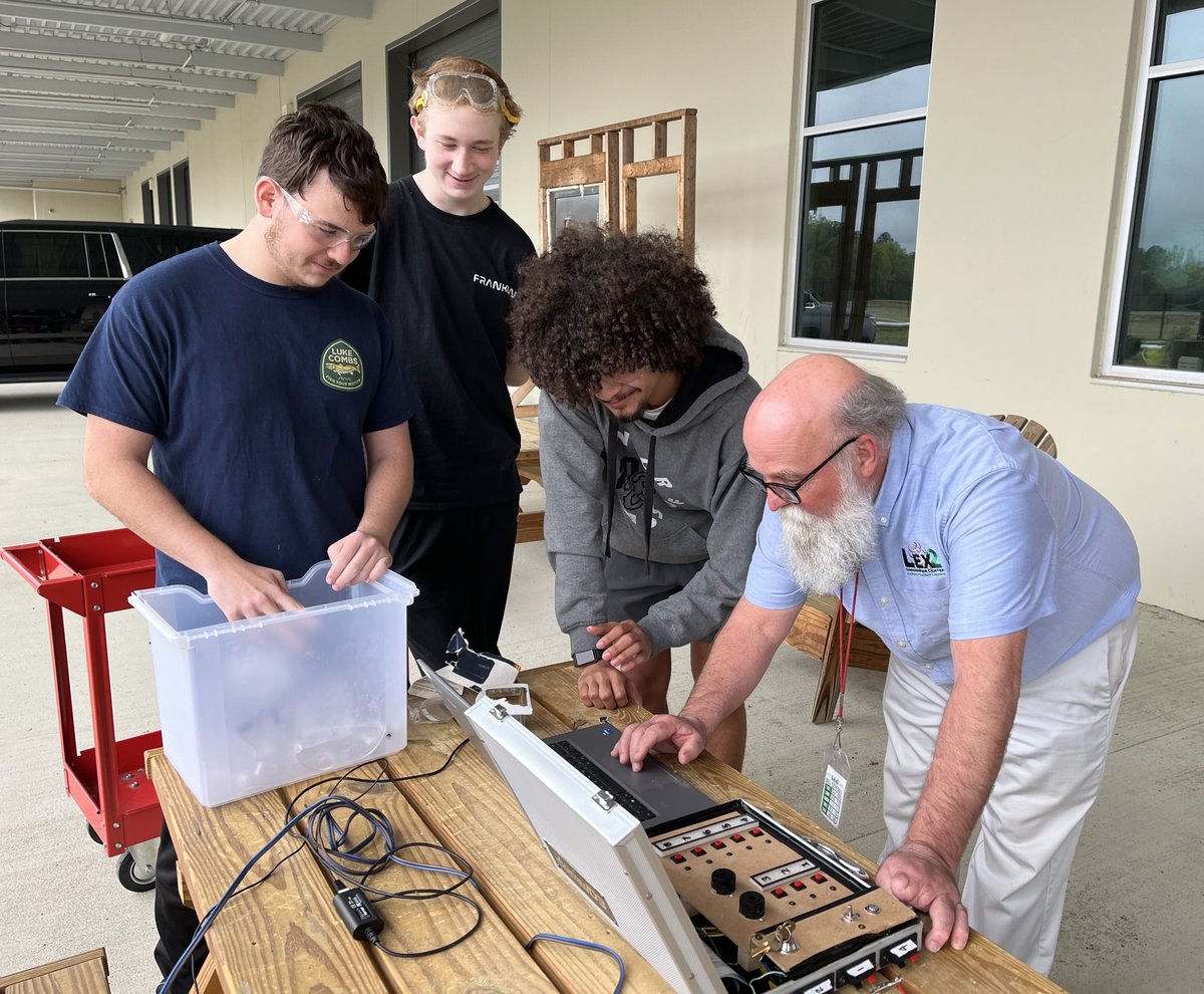 LexingtonTwo's tweet photo. Best of luck this weekend to Relative Fusion, our @LexingtonTwo Rocket Club, as they head to Dalzell to launch Elton, a rocket they designed + built for the American Rocketry Challenge, the world's largest rocket contest. @L2ICCATE @AHSLEADS @RocketContest #GoElton #WeAreLex2 https://t.co/9pEivtL7y3