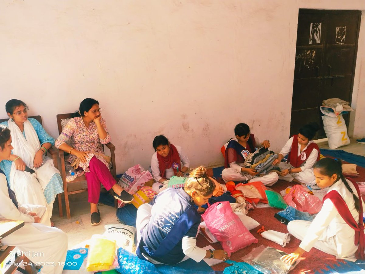 NSSP0SANDHYA's tweet photo. बापू बाजार एवं हुनर हाट की तैयारी करते हुए राष्ट्रीय सेवा योजना के स्वयं सेवक https://t.co/1bkNM8aLCz