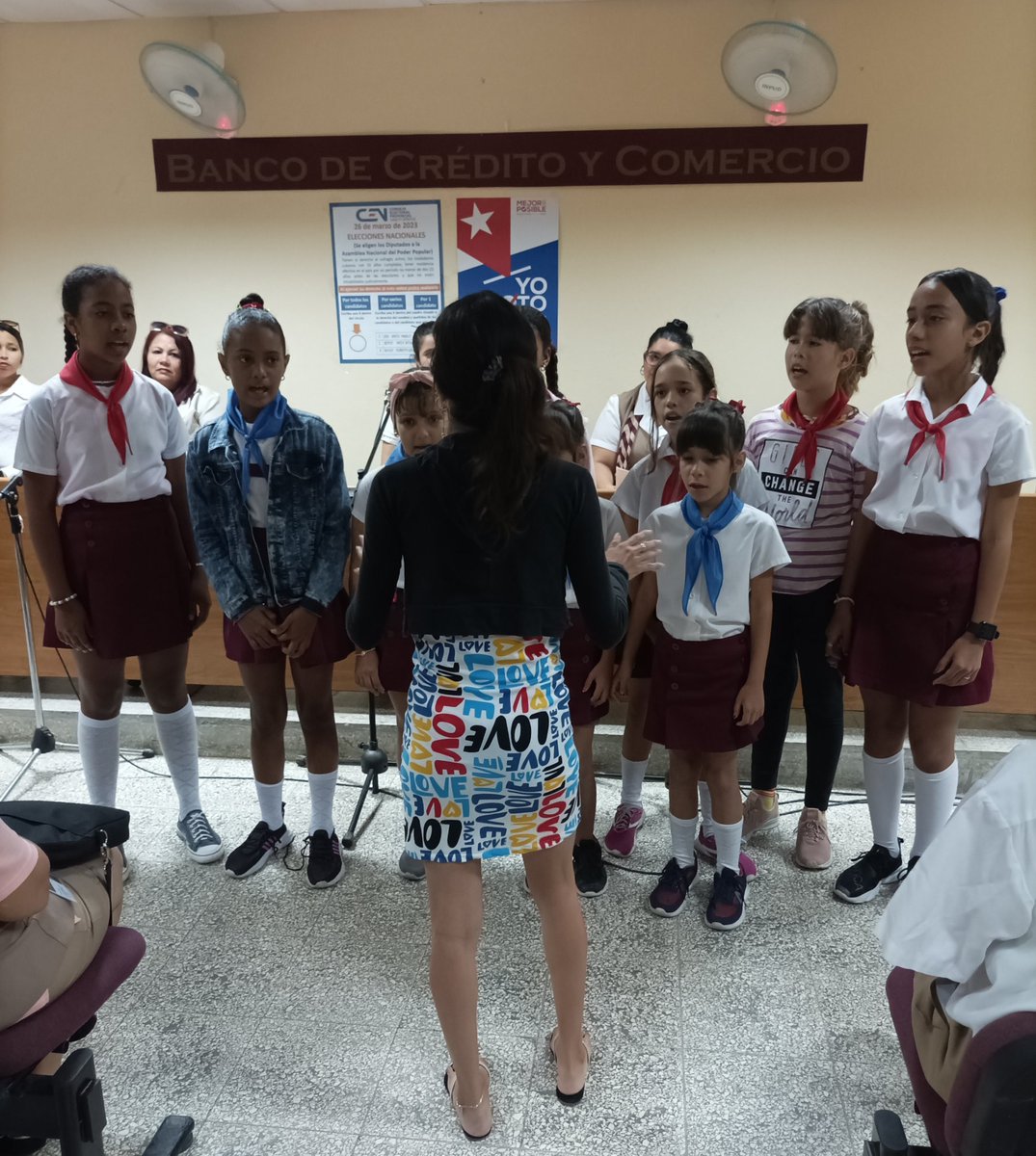 Com_Bandec_SSp's tweet photo. Hermosa sorpresa en nuestro centro, fuimos objeto de un "ASALTO", si, de un "ASALTO DE AMOR ARMADO" por un grupo de pioneros de la escuela Remigio Díaz Quintanilla.
Por esa alegría de ellos y por mucho más #YoVotoXTodos pues en #Modo26 #MejorEsPosible
#BandecNoSeDetiene https://t.co/UXbQ52QqAU