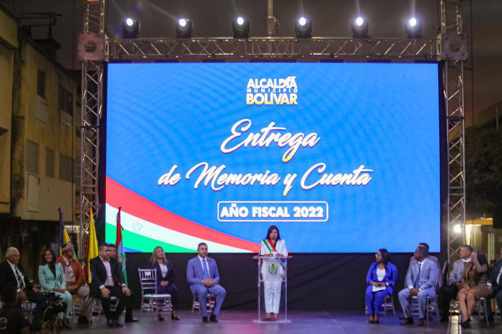 Yinderf's tweet photo. Felicito a la alcaldesa @sugeyherreram digna representante de la mujer venezolana, quien con amor y compromiso viene realizando un excelente trabajo en nuestra Gran #Barcelona 

@NicolasMaduro @luismarcanos
#ChavismoConLaMoralEnAlto https://t.co/QmHoos7hPc