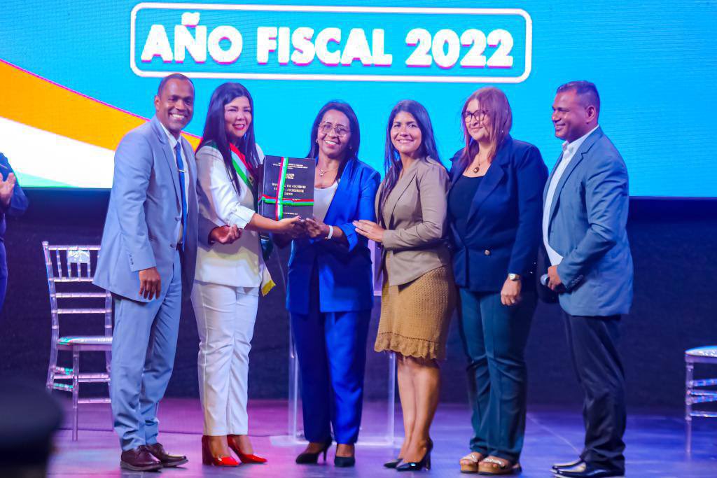 Yinderf's tweet photo. Felicito a la alcaldesa @sugeyherreram digna representante de la mujer venezolana, quien con amor y compromiso viene realizando un excelente trabajo en nuestra Gran #Barcelona 

@NicolasMaduro @luismarcanos
#ChavismoConLaMoralEnAlto https://t.co/QmHoos7hPc