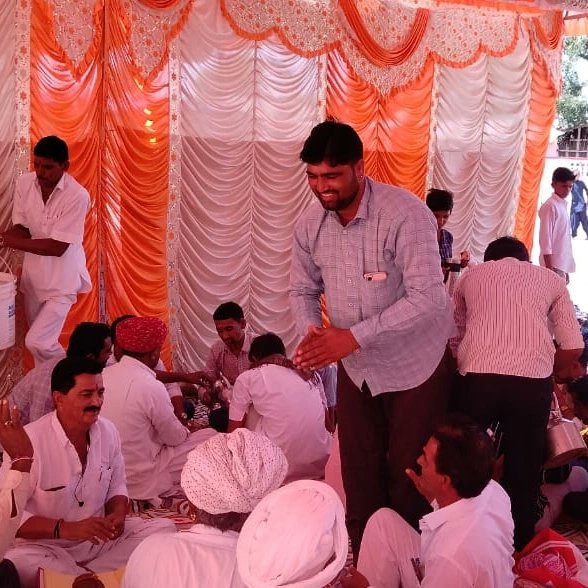 siyag_tajaram's tweet photo. आज #गुड़ामालानी के #धोरीमन्ना पंचायत समिति के #कोठाला में श्री मुकेश/मूलाराम जी मूंढ के विवाह समारोह मैं शामिल होकर नव दांपत्य जीवन की शुभकामनाएं प्रेषित की।
#TeamRLP #RLP4Rajasthan #Kothala #Gudamalani #Dhorimnna https://t.co/sc3WQOxyvc
