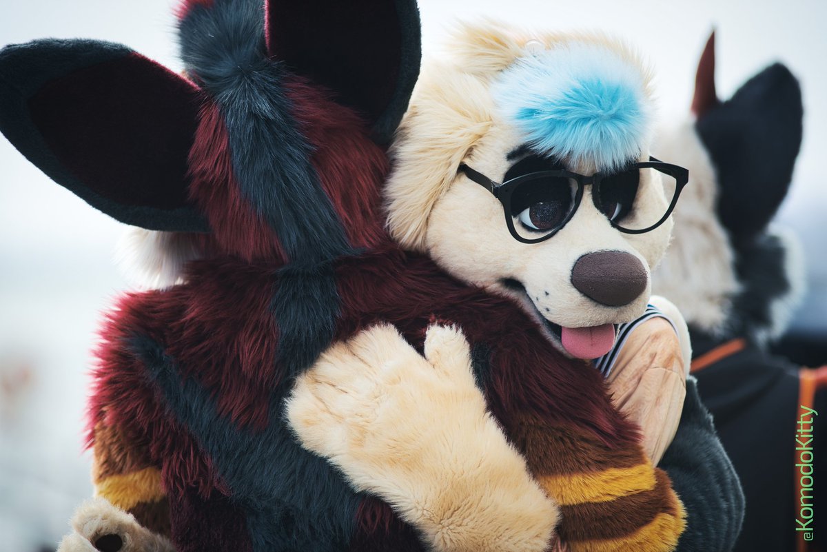 Who doesn't want a big hug for #FursuitFriday? BIG HUG!

📸: <a href="/KomodoKitty/">Komodo @komodo.dragons.place</a>