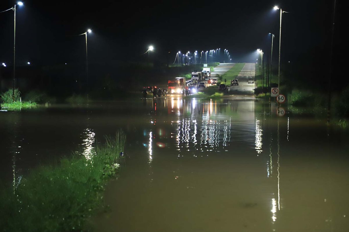 pedrodevani's tweet photo. Rio Branco no Acre, sofre com fortes chuvas, a estrada de acesso ao aeroporto inundou. https://t.co/LGyniYO4Hk