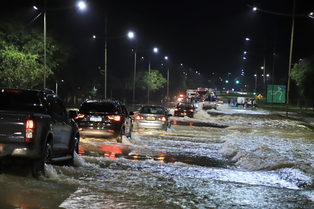 pedrodevani's tweet photo. Rio Branco no Acre, sofre com fortes chuvas, a estrada de acesso ao aeroporto inundou. https://t.co/LGyniYO4Hk