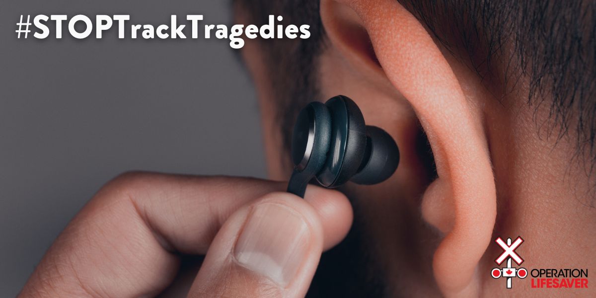 oplifesaver's tweet image. 👂🎧You can’t avoid a train if you can’t hear it coming.

Make sure you can hear what’s going on around you.

Keep #OneEarOut when you’re wearing headphones—especially if you’re anywhere near train tracks. operationlifesaver.ca/blog/february-…