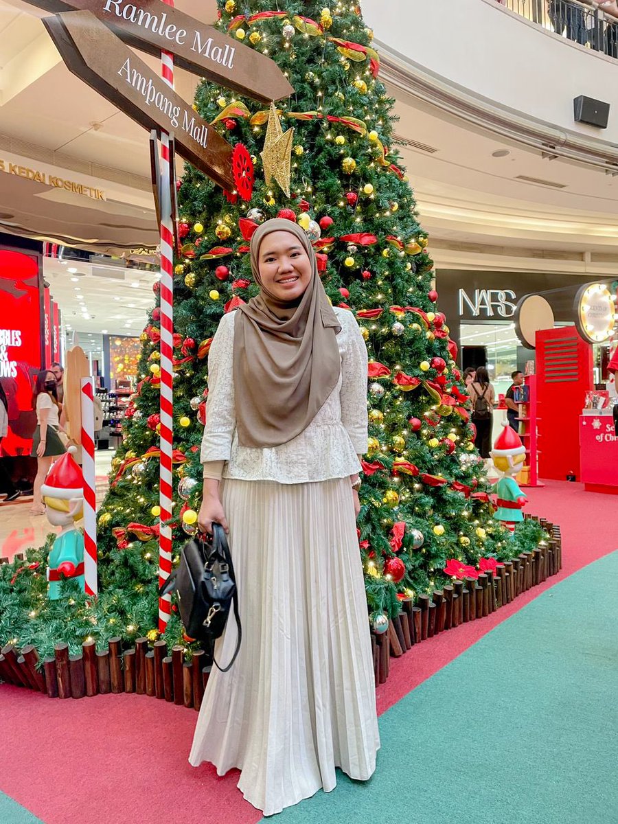 NurShahidaAG's tweet photo. Helping 🧕🏻 friend to find a soulmate, serious to 👨‍👩‍👧‍👦! IG: @syazieee_

🧕🏻: 
Live &amp; work in Selangor
29 y/o
Can drive &amp; cook
Ulat buku

🦸🏻‍♂️: 
28-35 y/o
Single &amp; ready to settle down 
Bekerja (prefer KL/Sel)
Financially stable 
Non smoker/vape
Jaga basic as a muslim 
Bertanggungjawab https://t.co/W31PTl1UA2