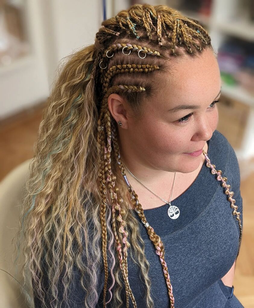 CEvanii's tweet photo. Tenhle účes jsem si prostě zamillovala, říkám mu "Lagertha" a tady jej máte zase v maličko jiném provedení 😊

#openrasta #evanii #uces #blondvlasy #viking #copanky #pirka #feathers #vlnky #braids #bohostyle #vikinghair #lagertha #vikingskyuces #koral… https://t.co/WsF8SToA76 https://t.co/Z7x61tpgZS