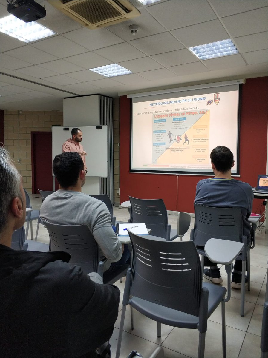 fedriojafutbol's tweet photo. 🎓⚽️ 3ª jornada de 'Formarse para Mejorar' 🔝:

Jornada la de ayer jueves muy interesante con la ponencia de 🗣️👩‍🏫 Álvaro López 'Prevención de lesiones deportivas'. 

El preparador físico de la @UDLogrones nos expuso el trabajo y claves a valorar en este terreno.

#FormacionFRF https://t.co/zdiMZzlfX2