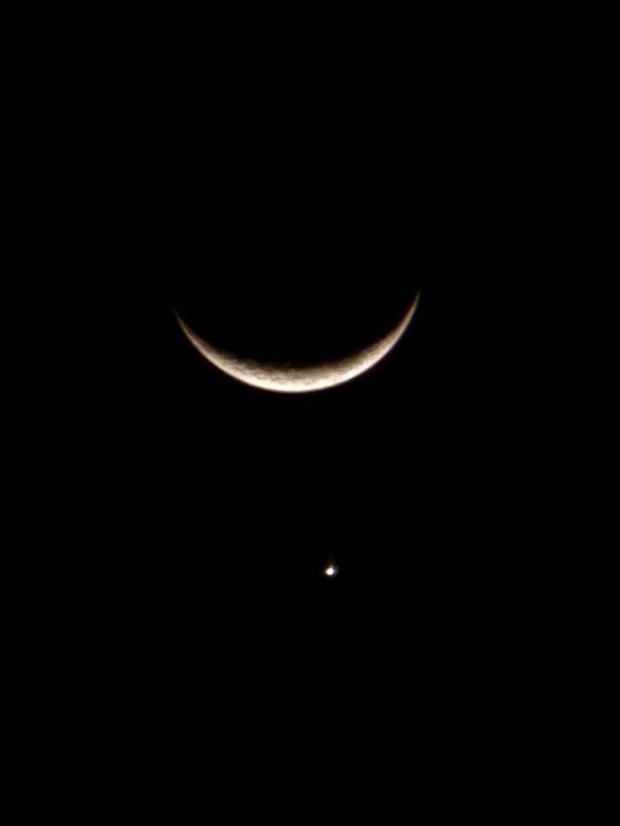 deveshmishra__'s tweet photo. आपको दिखा चांद और नीचे एक खूबसूरत छोटू सा #venus 
#chand
#Ramadan https://t.co/vNeJofxZ4t