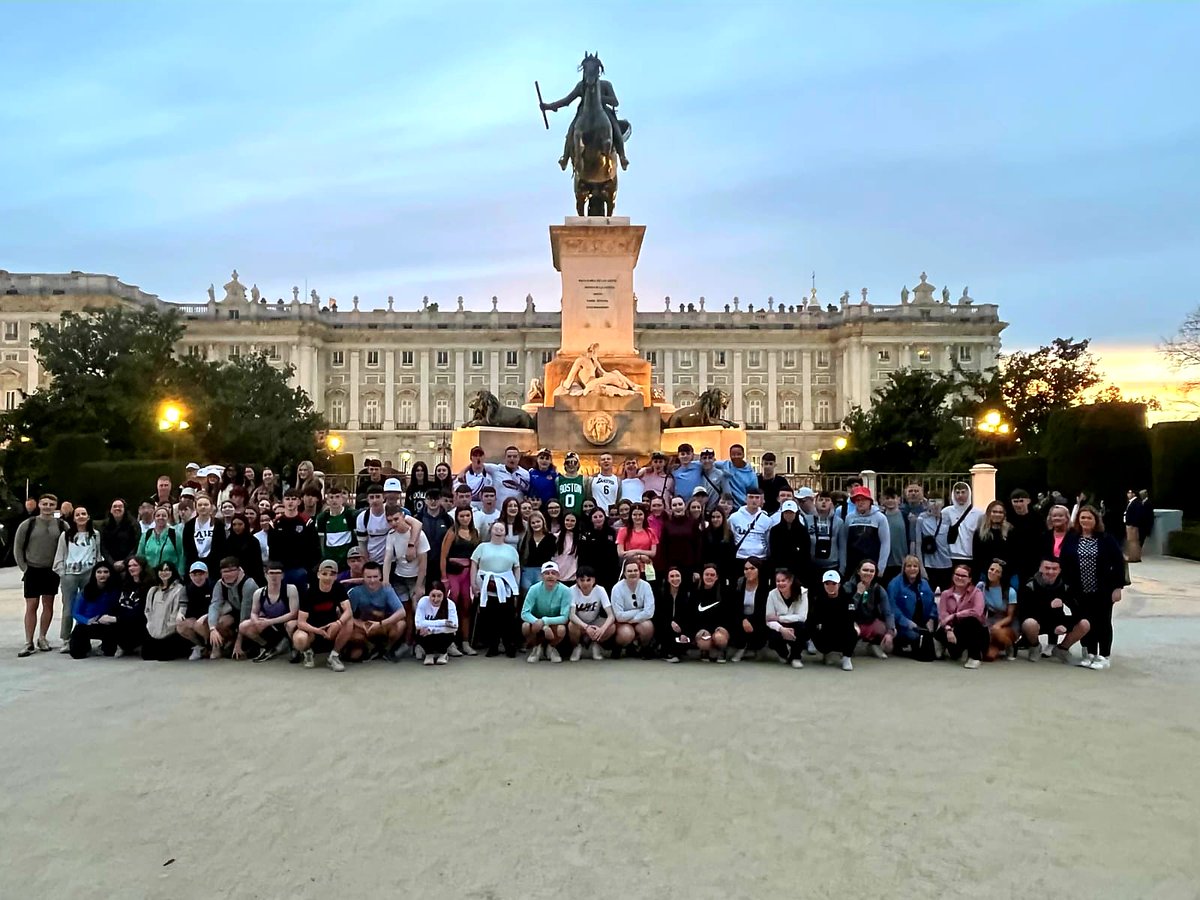 ✈️✈️Group photo time outside the magnificent palace in Madrid! It's been an amazing experience for our TY students, with beautiful weather & an action-packed itinerary 🇪🇸 @YourTYNews @tydotie @offalylocalnews