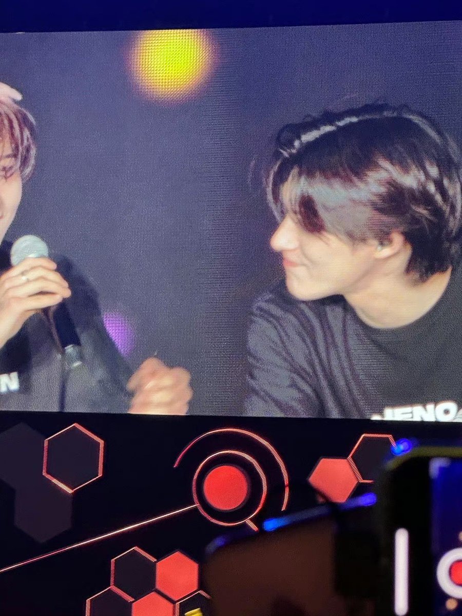 _renjxn's tweet photo. renjun tickling jeno's chin 😭 https://t.co/mmkvtdnkb3
