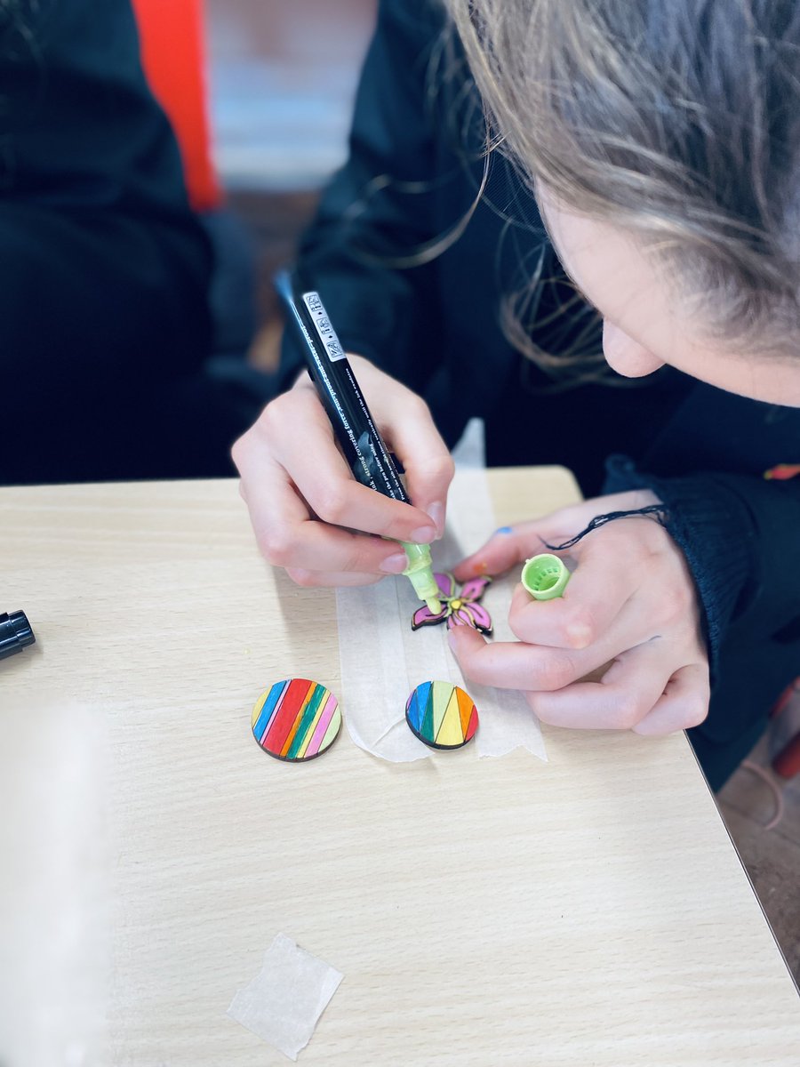 Getting creative at <a href="/Relax/">three</a>&amp;Doodle lunch club making colourful badges.  
<a href="/DTsandringham/">D&T Sandringham</a> @SandringhamSch1 #relaxdoodleclub #rockpainting #doodle #arttherapy #bekind #d&amp;t #mindfulart