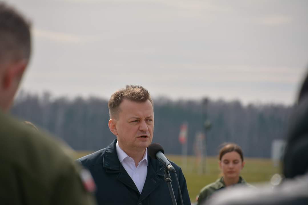 4SLSz's tweet photo. 👉 Wicepremier, Minister Obrony Narodowej Mariusz Błaszczak @mblaszczak, podczas dzisiejszej konferencji w 42 Bazie Lotnictwa Szkolnego w Radomiu, przedstawił stan przygotowań do #AIRSHOW2023
👉 Pokazy odbędą się 26 i 27 sierpnia w Radomiu
@DGeneralneRSZ
@MON_GOV_PL @WSkurkiewicz https://t.co/anPF9O3oKX