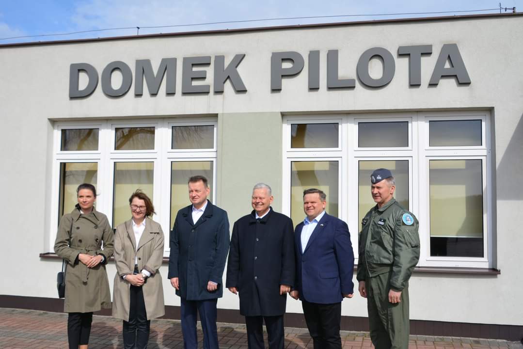 👉 Wicepremier, Minister Obrony Narodowej Mariusz Błaszczak <a href="/mblaszczak/">Mariusz Błaszczak</a>, podczas dzisiejszej konferencji w 42 Bazie Lotnictwa Szkolnego w Radomiu, przedstawił stan przygotowań do #AIRSHOW2023
👉 Pokazy odbędą się 26 i 27 sierpnia w Radomiu
<a href="/DGeneralneRSZ/">Dowództwo Generalne</a>
<a href="/MON_GOV_PL/">Ministerstwo Obrony Narodowej 🇵🇱</a> <a href="/WSkurkiewicz/">Wojciech Skurkiewicz</a>