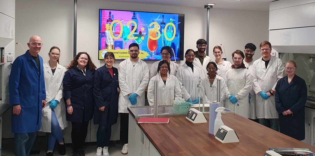 It's the last day in the lab for our project students today. They've put in lots of hard work over the year that they should be very proud of! We obviously needed cocktails as the lab clock background today as a celebration 🍹