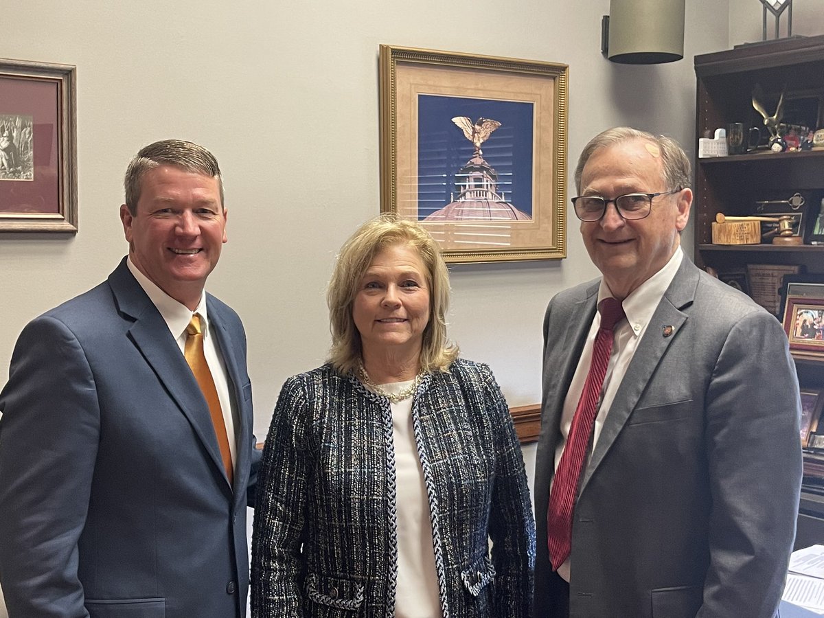 MSProfEd's tweet photo. MPE President-elect Chris Chism, Superintendent of @PearlPSD, and Sondra Odom, President of the @PearlPSD Board, are visiting the capitol today in support of full funding for our schools. #FullyFundMAEP https://t.co/WCySMZuRor