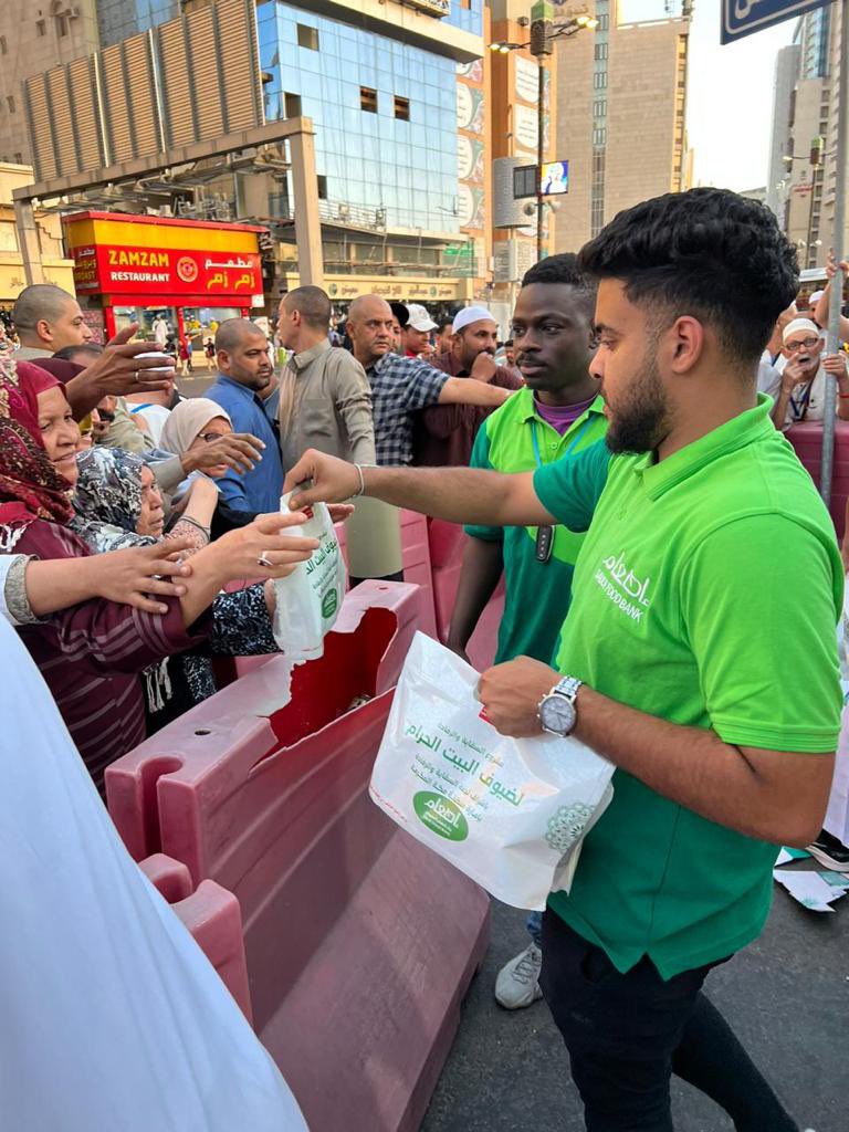 SaudiFoodBank's tweet photo. إطعام للتموين |

فريق #إطعام يقوم بتوزيع وجبات #افطار_صائم لضيوف #البيت_الحرام لوجبة الافطار اليوم ،

ساهم معنا بوجبات افطار صائم للمعتمرين في الحرم المكي الشريف خلال شهر #رمضان

https://t.co/M8N3Fi6Os7 https://t.co/lVZU0RfVZ1