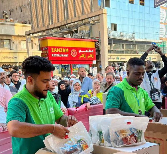 SaudiFoodBank's tweet photo. إطعام للتموين |

فريق #إطعام يقوم بتوزيع وجبات #افطار_صائم لضيوف #البيت_الحرام لوجبة الافطار اليوم ،

ساهم معنا بوجبات افطار صائم للمعتمرين في الحرم المكي الشريف خلال شهر #رمضان

https://t.co/M8N3Fi6Os7 https://t.co/lVZU0RfVZ1