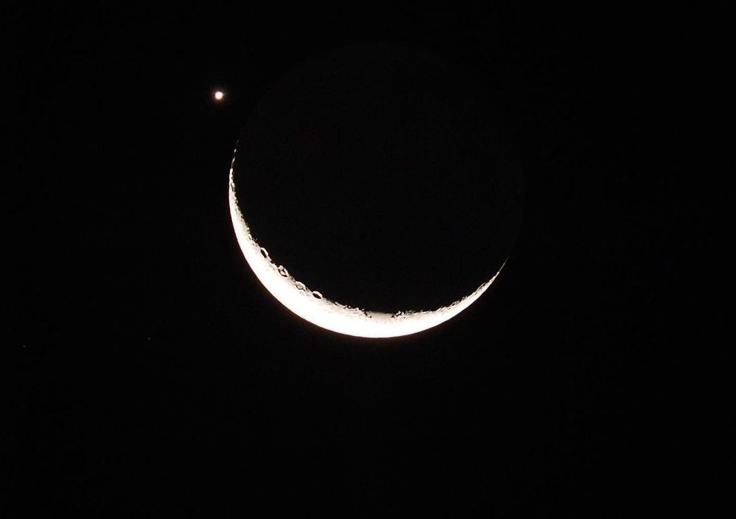 zamirmohyedin's tweet photo. Planet Zuhrah atau Kejora bersama Bulan. 

Planet kedua dari Matahari. Planet terpanas dalam sistem suria sehingga mampu meleburkan plumbum.

Kepanasannya berpunca daripada ketebalan karbon dioksida &amp; asid sulfurik yang memerangkap haba.

#TriviaZM https://t.co/rqEeO9AMq2