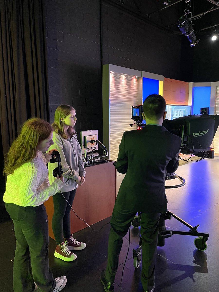 ManeStMirror's tweet image. Getting ready to run their own news segment #Foran #journalism with UNH charger news #lionpride 💙❤️🗞📰