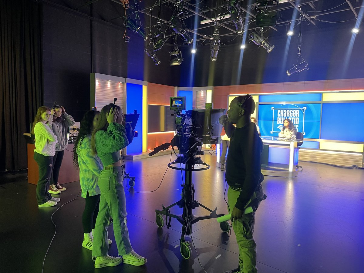 ManeStMirror's tweet image. Getting ready to run their own news segment #Foran #journalism with UNH charger news #lionpride 💙❤️🗞📰