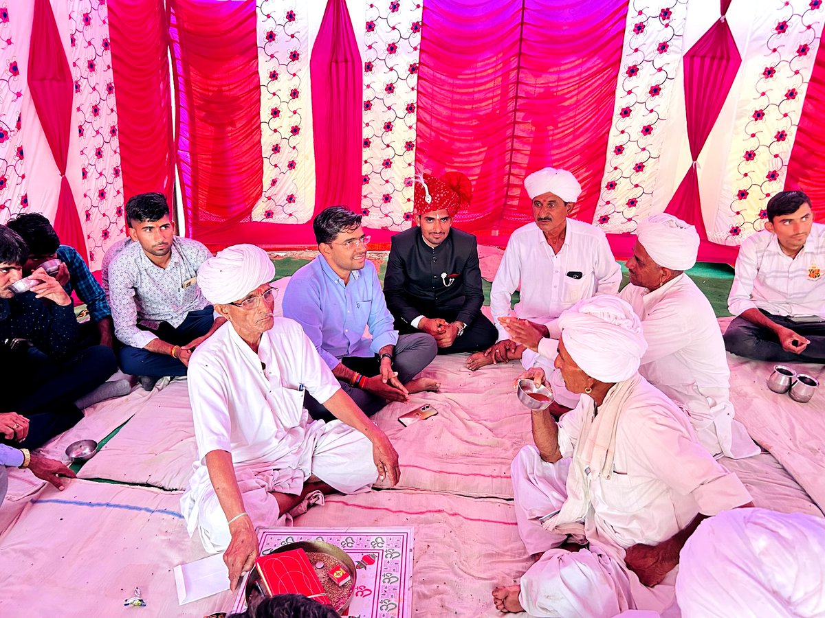 NarpatRajBarmer's tweet photo. विवाह समारोह में, ग्राम पंचायत आडेल के सारणों का तला में श्री पदमाराम गुलाराम जी पोटलिया के सुपुत्र अनुज रमेश के मुकलावे की सभा में शरीक होकर सभी को नवदाम्पत्य जीवन की बधाई एवं शुभकामनाएं दीं। #Gudanalani #GoliyaJetmal #Band #adel https://t.co/Hf5evCJdud