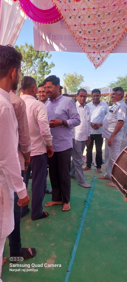 NarpatRajBarmer's tweet photo. विवाह समारोह में, ग्राम पंचायत आडेल के सारणों का तला में श्री पदमाराम गुलाराम जी पोटलिया के सुपुत्र अनुज रमेश के मुकलावे की सभा में शरीक होकर सभी को नवदाम्पत्य जीवन की बधाई एवं शुभकामनाएं दीं। #Gudanalani #GoliyaJetmal #Band #adel https://t.co/Hf5evCJdud