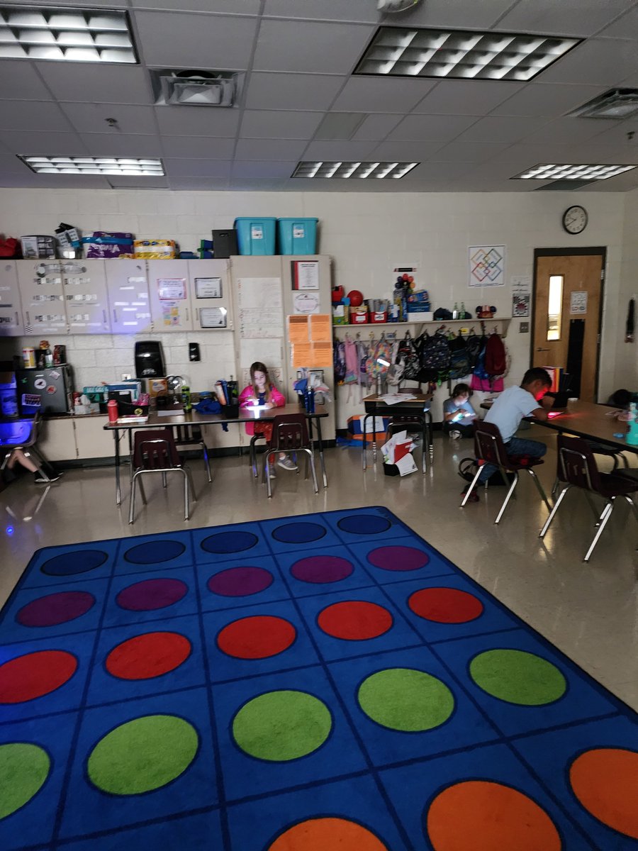 SkowrStem's tweet photo. Flashlight Friday! Using our detective skills to find facts we can use in our informational writing! #LoveMyLittleClass @ClarkCreekSTEM https://t.co/rIC1msDzhS