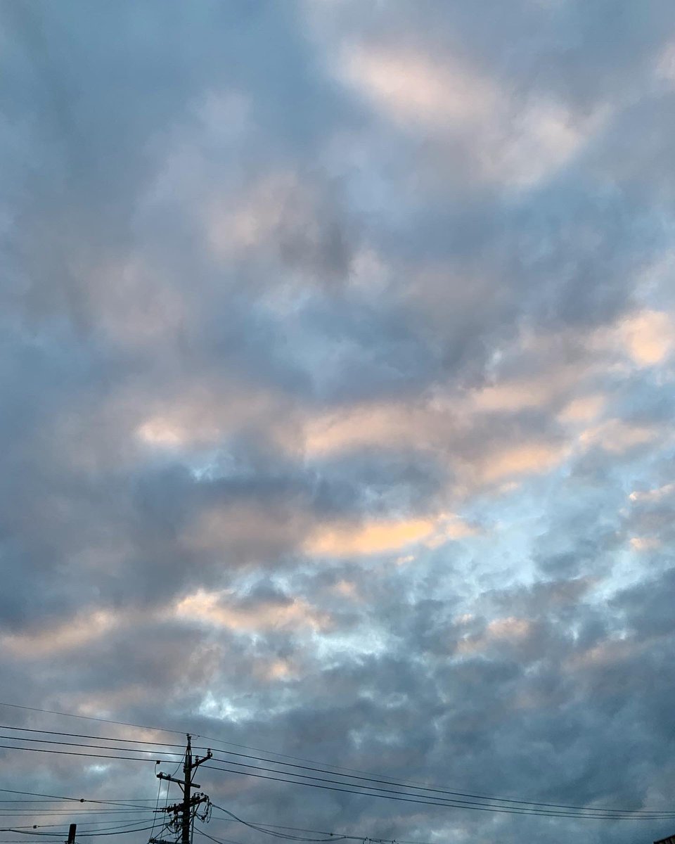 yasuko_2010's tweet photo. ๐
#sky #clouds #eveningsky #sunset #sunsethues #pinkclouds #orangeclouds #pinkandgrey #altocumulus #nofilter https://t.co/jLDmRfvseu