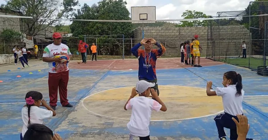 somosimderi's tweet photo. #24Mar El equipo de @imderiribarren,       se trasladó hasta la U.E. Expedito Cortéz, ubicada en la comunidad Los Pocitos, parroquia Guerrera Ana Soto.

Nuestro grupo de #recreadores realizaron diversas actividades como,bailoterapia, recreación,clínica de taekwondo,karate. https://t.co/cKNURaZTeY