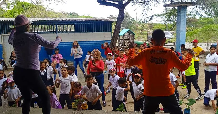 somosimderi's tweet photo. #24Mar El equipo de @imderiribarren,       se trasladó hasta la U.E. Expedito Cortéz, ubicada en la comunidad Los Pocitos, parroquia Guerrera Ana Soto.

Nuestro grupo de #recreadores realizaron diversas actividades como,bailoterapia, recreación,clínica de taekwondo,karate. https://t.co/cKNURaZTeY