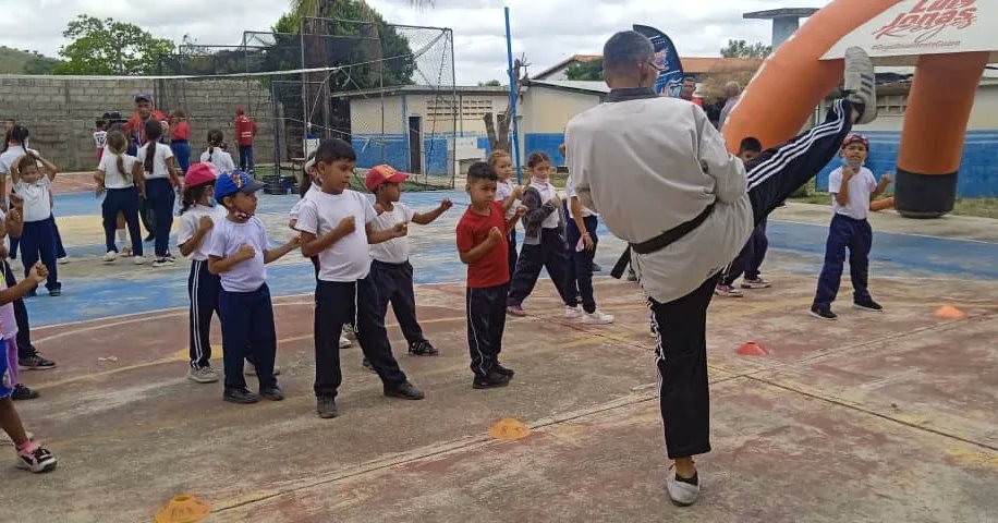 somosimderi's tweet photo. #24Mar El equipo de @imderiribarren,       se trasladó hasta la U.E. Expedito Cortéz, ubicada en la comunidad Los Pocitos, parroquia Guerrera Ana Soto.

Nuestro grupo de #recreadores realizaron diversas actividades como,bailoterapia, recreación,clínica de taekwondo,karate. https://t.co/cKNURaZTeY
