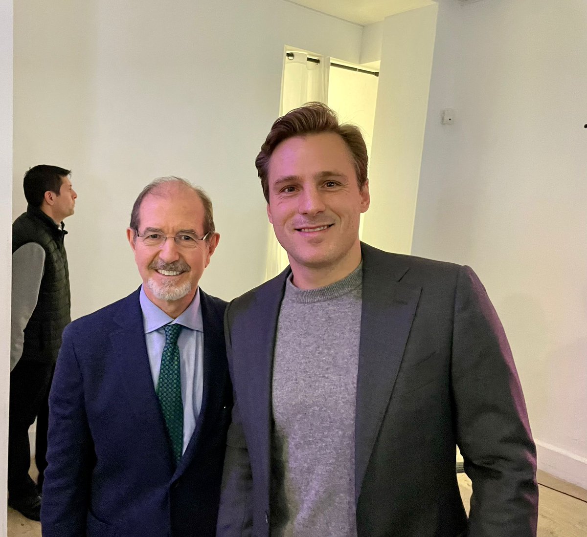 silencioNetwork's tweet photo. We had a blast @ParisBlockWeek!
It was very insightful to exchange thoughts on the future of impact-driven projects and to introduce silencio to @silviomicali - Founder of @Algorand and to @JohnAlanWoods - CTO @AlgoFoundation!
#ESG #EdgeFi #Silencio #Smartcities https://t.co/TIf3kksMd9