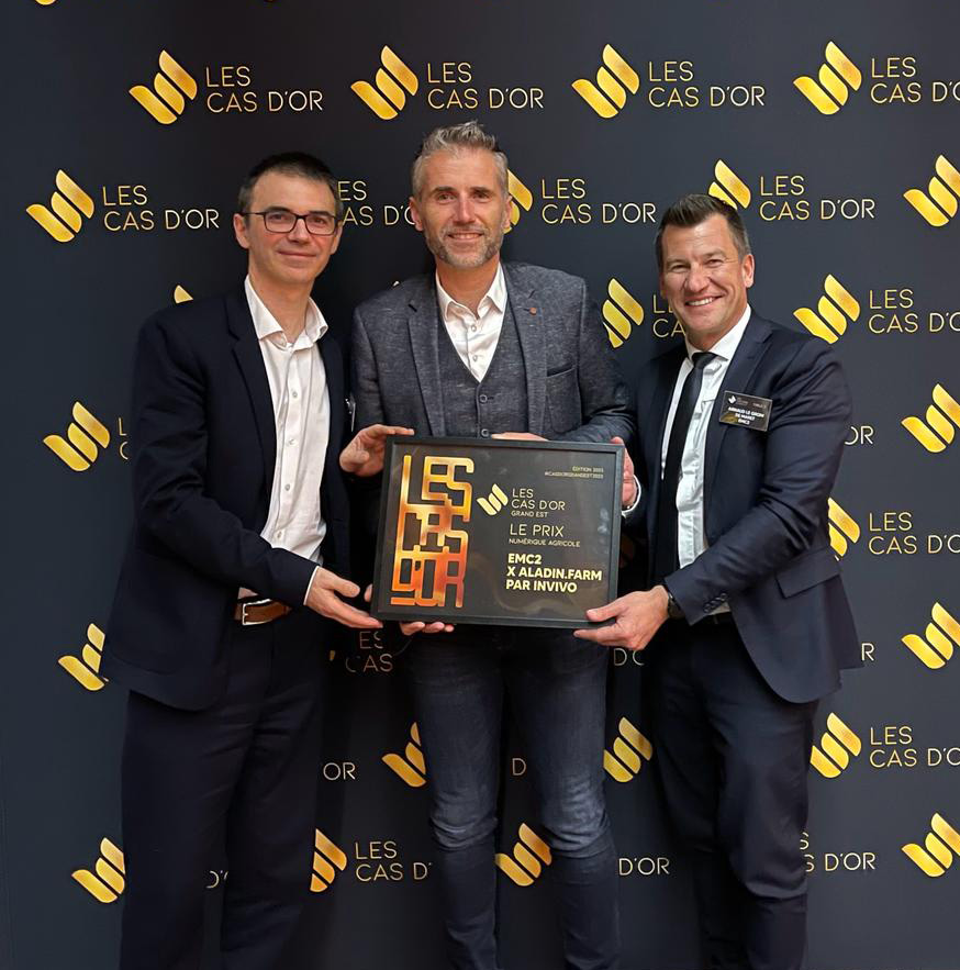 Awards🏆🏅 <a href="/AladinFarm/">aladin.farm</a> remporte le Prix Cas d'Or du #Digital de la Région Est dans la catégorie #Numérique #agricole ! Aux côtés d'Arnaud Le Grom de Maret, DG de la coopérative <a href="/coopEMC2/">EMC2</a> et Frédéric Chleffer, Dir. Innovation. Merci au jury pour cette belle récompense ! 
<a href="/pgayat/">Pascal GAYAT</a>