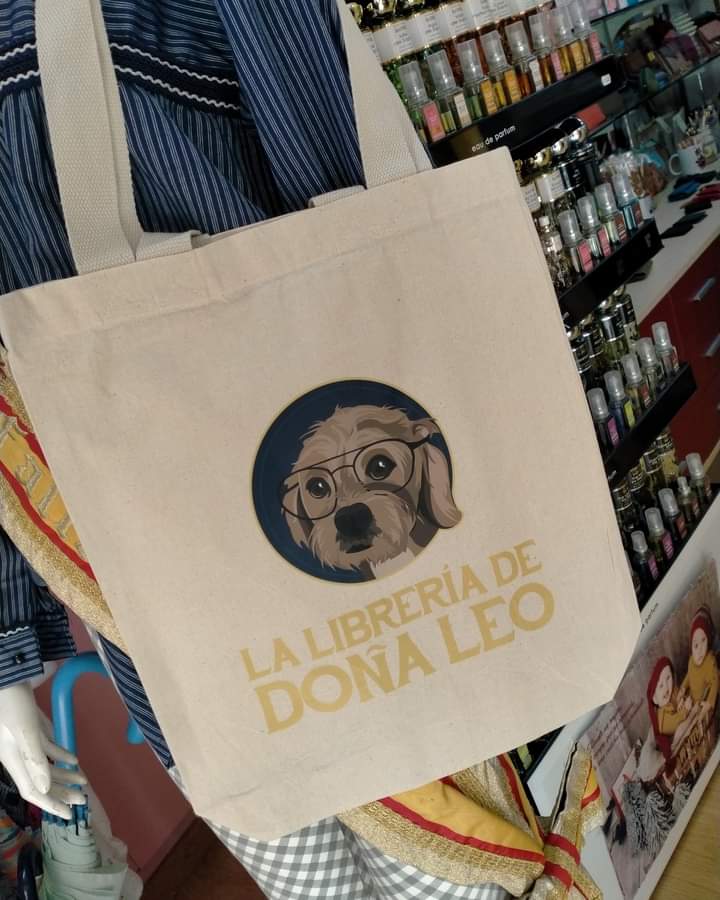 Bunolgraf's tweet photo. As�� de bonitas han quedado las bolsas para nuestra coqueta Doña Leo, que nos encargo La Plaza droguería @nagustinamiguel , tienda oficial de #llaibreriadoñaleo @maximohuerta
Aprovechar para visitar la tienda de la #leomania 
#buñolturismo #buñolescomercio https://t.co/nzlwRKMlw7