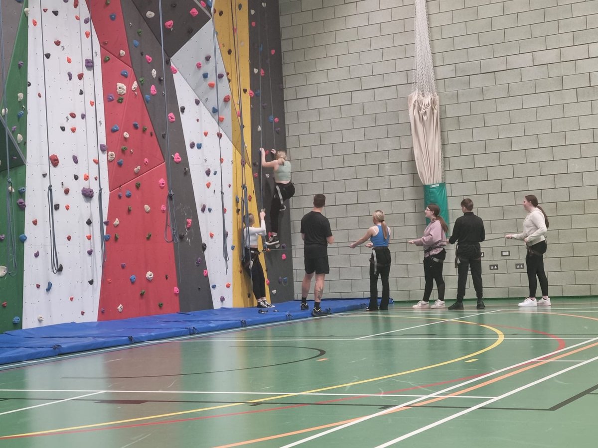 Mae'n amlwg i ddweud eu bod myfyrwyr 
<a href="/1Penydre/">Pen y Dre High School</a> wedi cael amser gwych gan ddefnyddio'r wal ddringo a datblygu sgiliau cyfathrebu a gweithio tîm.

It's clear to say <a href="/1Penydre/">Pen y Dre High School</a> students had a great time using the climbing wall and developing communication and team working skills